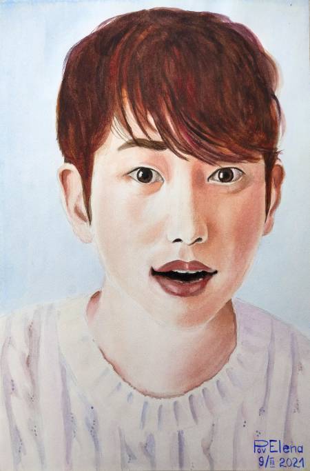 Парень-азиат в белом свитере. Удивление