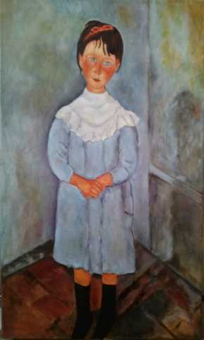 Девочка в голубом платье.