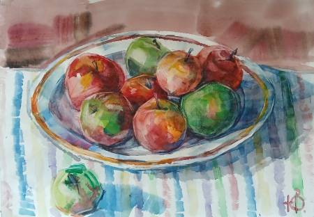 Яблоки на блюде.