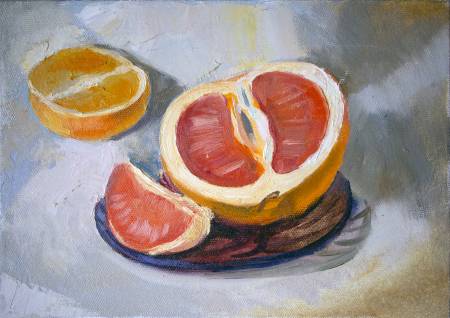 Грейпфрут на блюдце и апельсин