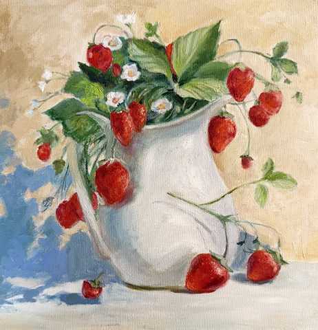 Земляника в кувшине