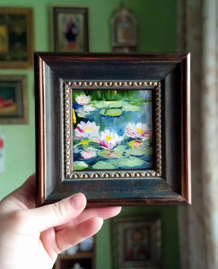 Мини картина кувшинки в раме в руках художника